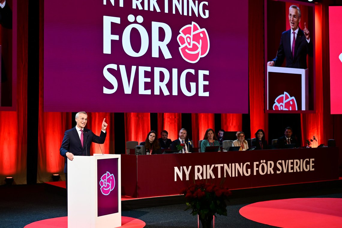 Selv Sverige skal få hjelp av den hjemvendte helten. Stoltenberg taler under Socialdemokraternas kongress i Göteborg. Foto: Björn Larsson Rosvall /TT/ NTB Selv Sverige skal få hjelp av den hjemvendte helten. Stoltenberg taler under Socialdemokraternas kongress i Göteborg. Foto: Björn Larsson Rosvall /TT/ NTB