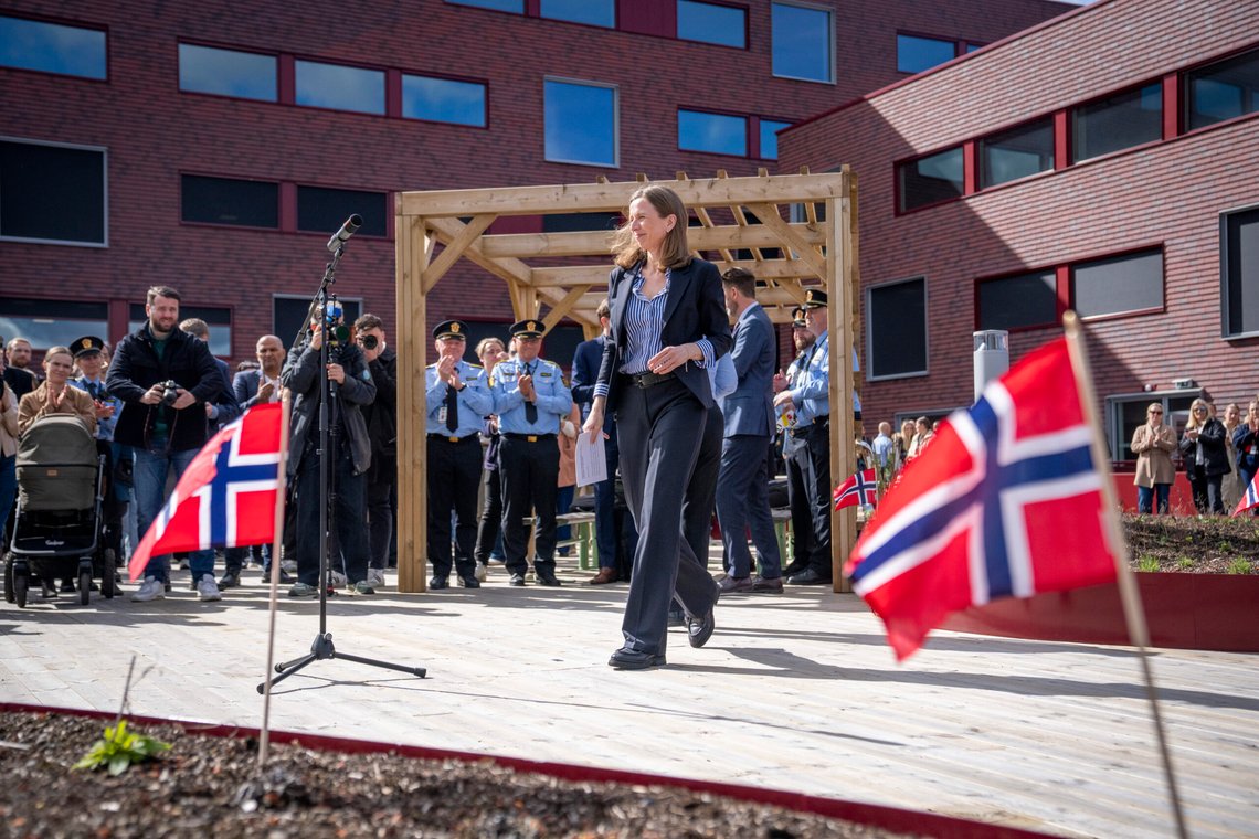 Justisminister Astri Aas-Hansen (Ap) har besluttet å ikke gå videre med et lovforslag fra sin forgjenger, Emilie Enger Mehl (Sp), som ville begrenset muligheten for familiegjenforening for enslige foreldre over 60 år. Foto: Heiko Junge / NTB Justisminister Astri Aas-Hansen (Ap) har besluttet å ikke gå videre med et lovforslag fra sin forgjenger, Emilie Enger Mehl (Sp), som ville begrenset muligheten for familiegjenforening for enslige foreldre over 60 år. Foto: Heiko Junge / NTB