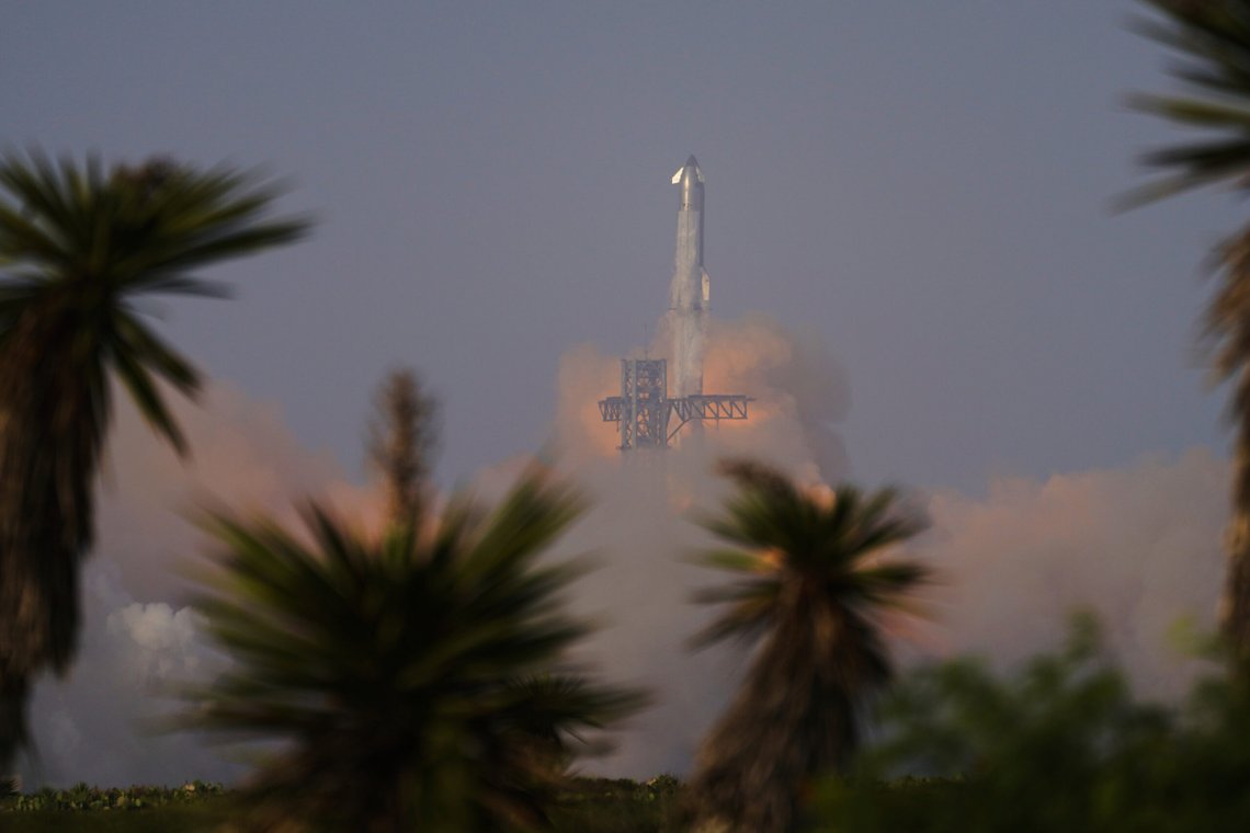 SpaceX' gigantrakett Starship ble tirsdag kveld skutt opp fra Texas. Etter en halvtimes tid begynte raketten å spinne ukontrollert. Foto: Eric Gay / AP / NTB SpaceX' gigantrakett Starship ble tirsdag kveld skutt opp fra Texas. Etter en halvtimes tid begynte raketten å spinne ukontrollert. Foto: Eric Gay / AP / NTB
