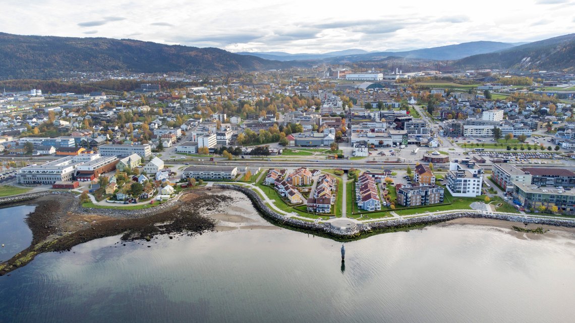 Mo i rana 20221017.
Dronebilder av Mo i Rana, sentrum, togstasjonen, gamle Moholmen (t.v), Havmannen i forgrunnen og Mo industripark bak.
Foto: Gorm Kallestad / NTB Mo i rana 20221017.
Dronebilder av Mo i Rana, sentrum, togstasjonen, gamle Moholmen (t.v), Havmannen i forgrunnen og Mo industripark bak.
Foto: Gorm Kallestad / NTB