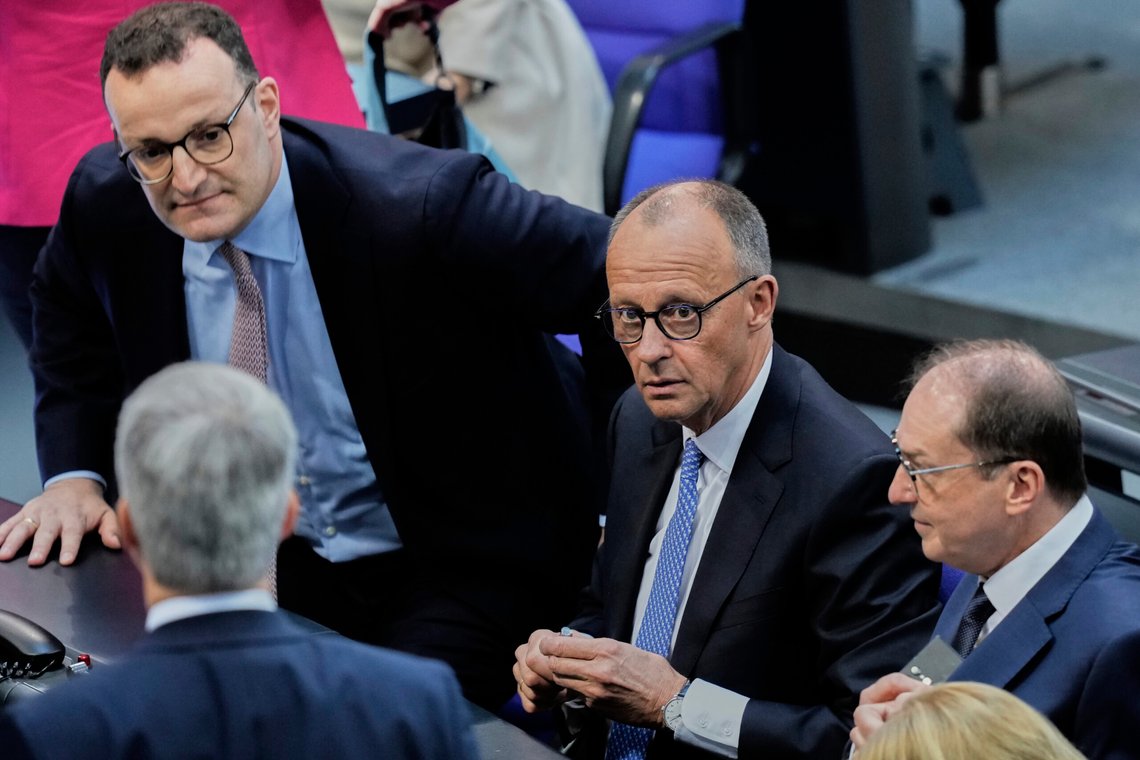 CDU-leder Friedrich Merz virket sjokkert etter at han ikke ble valgt til ny forbundskansler i første valgomgang i den tyske Forbundsdagen. En ny avstemning ble raskt arrangert. Foto: AP /Ebrahim Noroozi/ NTB CDU-leder Friedrich Merz virket sjokkert etter at han ikke ble valgt til ny forbundskansler i første valgomgang i den tyske Forbundsdagen. En ny avstemning ble raskt arrangert. Foto: AP /Ebrahim Noroozi/ NTB