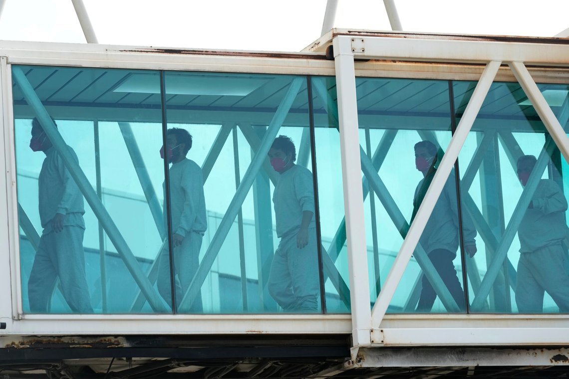 Venezuelanske migranter deportert fra USA går av flyet på Simon Bolivar internasjonale flyplass i Maiquetia, Venezuela, fredag 2. mai 2025. Foto: AP/Ariana Cubillos/NTB Venezuelanske migranter deportert fra USA går av flyet på Simon Bolivar internasjonale flyplass i Maiquetia, Venezuela, fredag 2. mai 2025. Foto: AP/Ariana Cubillos/NTB