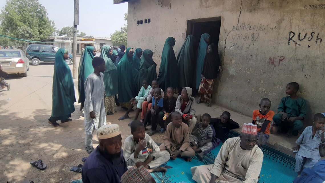 Folk sørger over et familiemedlem som har mistet livet etter et angrep i Maiduguri i Nigeria 24. februar 2021. Minst ti mennesker ble drept og rundt 60 andre såret i et angrep utført av mistenkte jihadistiske opprørere i den nordnigerianske byen Maiduguri, opplyser myndighetene. Foto: Jossy Ola, AP-NTB. Folk sørger over et familiemedlem som har mistet livet etter et angrep i Maiduguri i Nigeria 24. februar 2021. Minst ti mennesker ble drept og rundt 60 andre såret i et angrep utført av mistenkte jihadistiske opprørere i den nordnigerianske byen Maiduguri, opplyser myndighetene. Foto: Jossy Ola, AP-NTB.