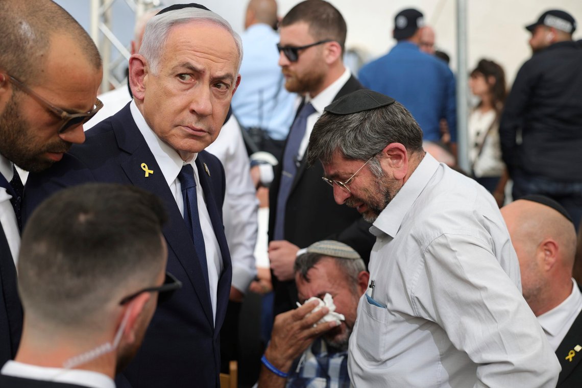 Israels statsminister Benjamin Netanyahu står sammen med Meir Hershkowitz, faren til den falne israelske soldaten Netanel Hershkowitz, under den årlige seremonien på kvelden før Israels minnedag for falne soldater (Yom HaZikaron) ved Yad LaBanim-minnesmerket i Jerusalem, tirsdag 29. april 2025. Foto: Abir Sultan/Pool Photo via AP/ NTB Israels statsminister Benjamin Netanyahu står sammen med Meir Hershkowitz, faren til den falne israelske soldaten Netanel Hershkowitz, under den årlige seremonien på kvelden før Israels minnedag for falne soldater (Yom HaZikaron) ved Yad LaBanim-minnesmerket i Jerusalem, tirsdag 29. april 2025. Foto: Abir Sultan/Pool Photo via AP/ NTB