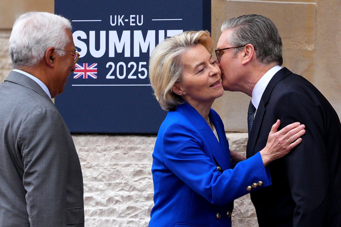 Storbritannias statsminister Keir Starmer tar imot EU-kommisjonens president Ursula von der Leyen og president for EUs ministerråd Antonio Costa i London. Foto: Carl Court / Pool via AP / NTB Storbritannias statsminister Keir Starmer tar imot EU-kommisjonens president Ursula von der Leyen og president for EUs ministerråd Antonio Costa i London. Foto: Carl Court / Pool via AP / NTB