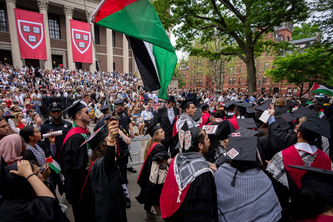 Selv den høytidelige avslutningsseremonien ved Harvard University er overtatt av demonstranter som hyller palestinske terrorister og forakter jøder og Israel. Foto: AP /Ben Curtis/ NTB Selv den høytidelige avslutningsseremonien ved Harvard University er overtatt av demonstranter som hyller palestinske terrorister og forakter jøder og Israel. Foto: AP /Ben Curtis/ NTB