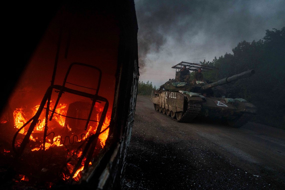 En ukrainsk stridsvogn passerer en brennende bil nær den russisk-ukrainske grensen i Sumy-regionen i høst. Foto: AP /Evgeniy Maloletka/ NTB En ukrainsk stridsvogn passerer en brennende bil nær den russisk-ukrainske grensen i Sumy-regionen i høst. Foto: AP /Evgeniy Maloletka/ NTB