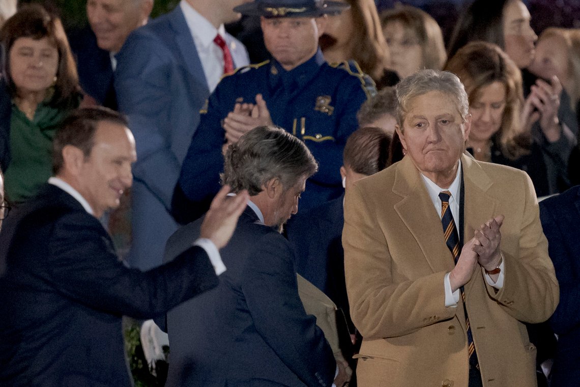 Senator John Kennedy (R) applauderer Louisianas republikanske guvernør Jeff Landry, under hans innsettelsesseremoni i State Capitol-bygningen i Baton Rouge, Louisiana, søndag 7. januar 2024. Foto: AP /Matthew Hinton/ NTB Senator John Kennedy (R) applauderer Louisianas republikanske guvernør Jeff Landry, under hans innsettelsesseremoni i State Capitol-bygningen i Baton Rouge, Louisiana, søndag 7. januar 2024. Foto: AP /Matthew Hinton/ NTB