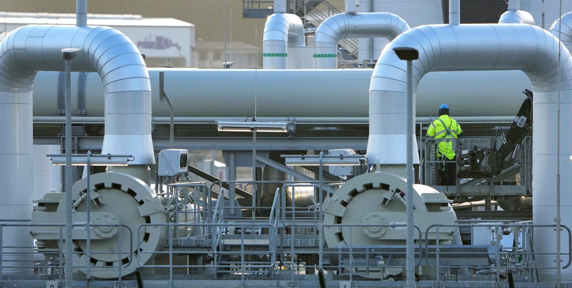 EU-landene kjøpte i fjor russisk olje og gass for nesten 22 milliarder euro, melder Sveriges Radio. Neste uke skal EU-kommisjonen komme med forslag til nye tiltak for å fase ut russisk energi. Foto: Michael Sohn / AP / NTB EU-landene kjøpte i fjor russisk olje og gass for nesten 22 milliarder euro, melder Sveriges Radio. Neste uke skal EU-kommisjonen komme med forslag til nye tiltak for å fase ut russisk energi. Foto: Michael Sohn / AP / NTB