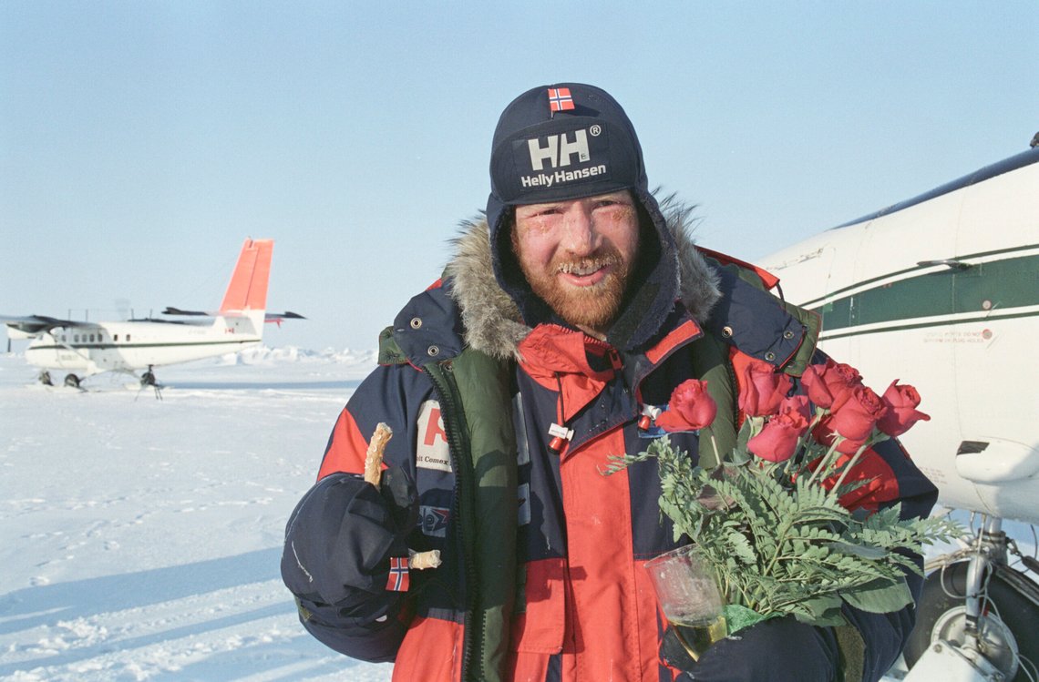 Nordpolen april 1994. Nordpolfarer Børge Ousland på Nordpolen.
Etter 52 dager, 11 timer og 55 minutter kan Børge Ousland plante det norske flagget på Nordpolen. Han er den første som har gått alene til polpunktet, uten hjelp eller etterforsyninger. Her med sår i ansiktet.
Foto: Erik Veigård, NTB Nordpolen april 1994. Nordpolfarer Børge Ousland på Nordpolen.
Etter 52 dager, 11 timer og 55 minutter kan Børge Ousland plante det norske flagget på Nordpolen. Han er den første som har gått alene til polpunktet, uten hjelp eller etterforsyninger. Her med sår i ansiktet.
Foto: Erik Veigård, NTB