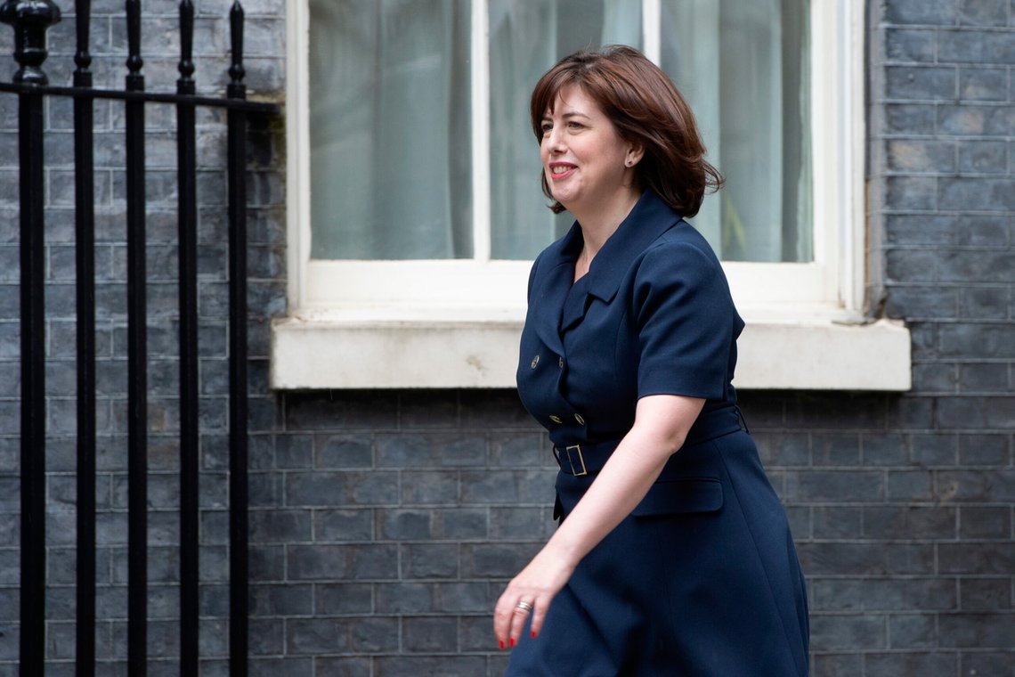 Lucy Powell vil ikke gå av som minister etter sin avskyelige kommentar om etterlatte etter overgrepssaker i Storbritannia. Foto: AP/Thomas Krych/NTB Lucy Powell vil ikke gå av som minister etter sin avskyelige kommentar om etterlatte etter overgrepssaker i Storbritannia. Foto: AP/Thomas Krych/NTB