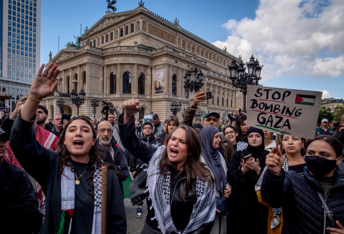 Allerede en uke etter terrorangrepet 7. oktober 2023 samlet venstreekstreme og islamister seg i felles demonstrasjoner mot Israel. Bildet er fra Frankfurt. Dette var før Israel invaderte Gaza. Foto: AP /Michael Probst/ NTB Allerede en uke etter terrorangrepet 7. oktober 2023 samlet venstreekstreme og islamister seg i felles demonstrasjoner mot Israel. Bildet er fra Frankfurt. Dette var før Israel invaderte Gaza. Foto: AP /Michael Probst/ NTB