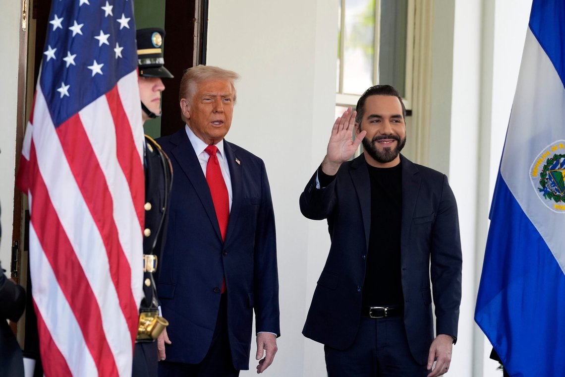 President Donald Trump tar imot El Salvadors president Nayib Bukele i vestfløyen i Det hvite hus i Washington, 14. april 2025. Foto: Alex Brandon, AP-NTB. President Donald Trump tar imot El Salvadors president Nayib Bukele i vestfløyen i Det hvite hus i Washington, 14. april 2025. Foto: Alex Brandon, AP-NTB.