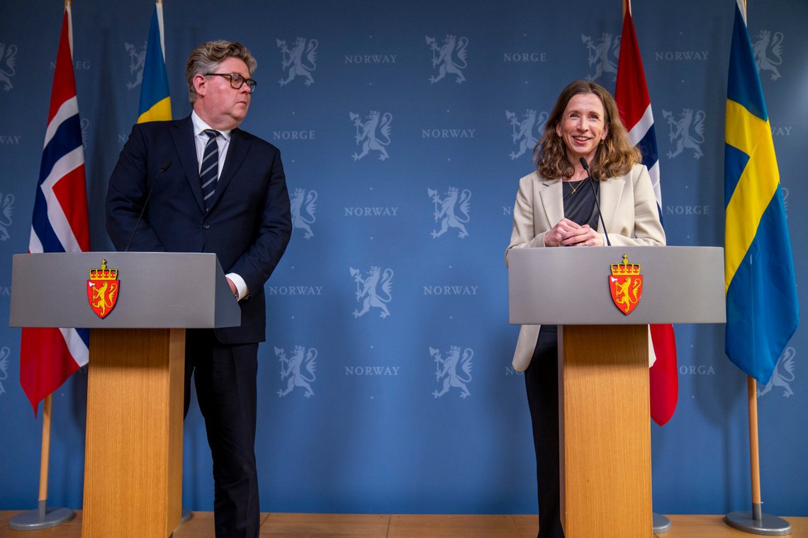 Justis- og beredskapsminister Astri Aas-Hansen og den svenske justisministeren Gunnar Strömmer under en pressekonferanse i Regjeringens representasjonsbolig i Oslo etter etter møte der de har diskutert grensekryssende og organisert kriminalitet. Foto: Fredrik Varfjell / NTB Justis- og beredskapsminister Astri Aas-Hansen og den svenske justisministeren Gunnar Strömmer under en pressekonferanse i Regjeringens representasjonsbolig i Oslo etter etter møte der de har diskutert grensekryssende og organisert kriminalitet. Foto: Fredrik Varfjell / NTB