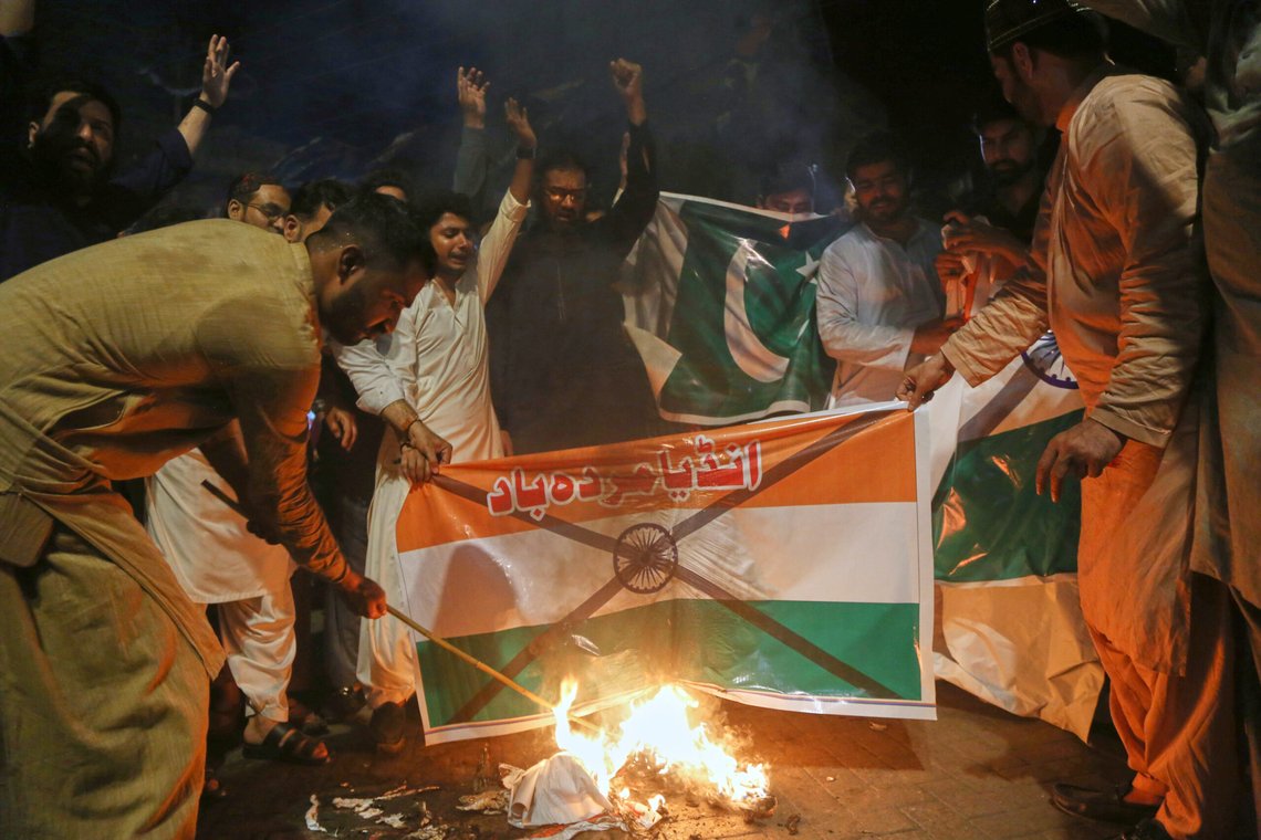Demonstranter i Pakistan brenner det indiske flagget. Også i Oslo er det demonstrasjoner mot India fra norsk-pakistanere. Foto: AP/Pervez Masih/NTB Demonstranter i Pakistan brenner det indiske flagget. Også i Oslo er det demonstrasjoner mot India fra norsk-pakistanere. Foto: AP/Pervez Masih/NTB