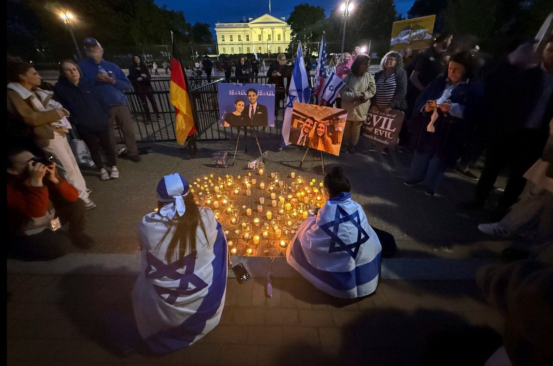 Folk tente lys til minne om Yaron Lischinsky og Sarah Milgrim torsdag kveld. Foto: Jose Luis Magana / AP / NTB Folk tente lys til minne om Yaron Lischinsky og Sarah Milgrim torsdag kveld. Foto: Jose Luis Magana / AP / NTB