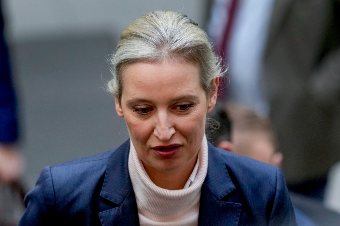Alice Weidel fra partiet Alternative für Deutschland (AfD). Medlemmer av partiet risikerer nå å miste jobben i offentlige stillinger i noen delstater. Foto: Soeren Stache/dpa via AP/ NTB Alice Weidel fra partiet Alternative für Deutschland (AfD). Medlemmer av partiet risikerer nå å miste jobben i offentlige stillinger i noen delstater. Foto: Soeren Stache/dpa via AP/ NTB