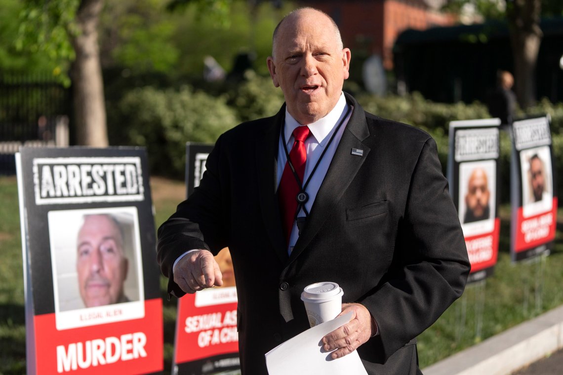 Tom Homan, USAs «border czar», utenfor Det hvite hus med bilder arresterte drapsmenn som kom til USA på illegalt vis. Foto: AP /Mark Schiefelbein/ NTB Tom Homan, USAs «border czar», utenfor Det hvite hus med bilder arresterte drapsmenn som kom til USA på illegalt vis. Foto: AP /Mark Schiefelbein/ NTB