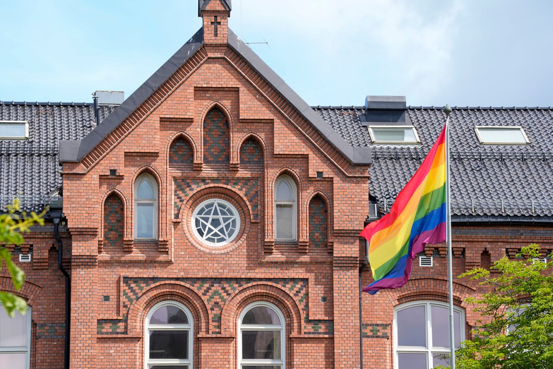Noen egen flaggdag for Pride er ikke aktuelt ifølge kommunal- og distriktsminister Kjersti Stenseng. Her flagges det på Vålerenga skole i fjor. Foto: Terje Pedersen / NTB Noen egen flaggdag for Pride er ikke aktuelt ifølge kommunal- og distriktsminister Kjersti Stenseng. Her flagges det på Vålerenga skole i fjor. Foto: Terje Pedersen / NTB