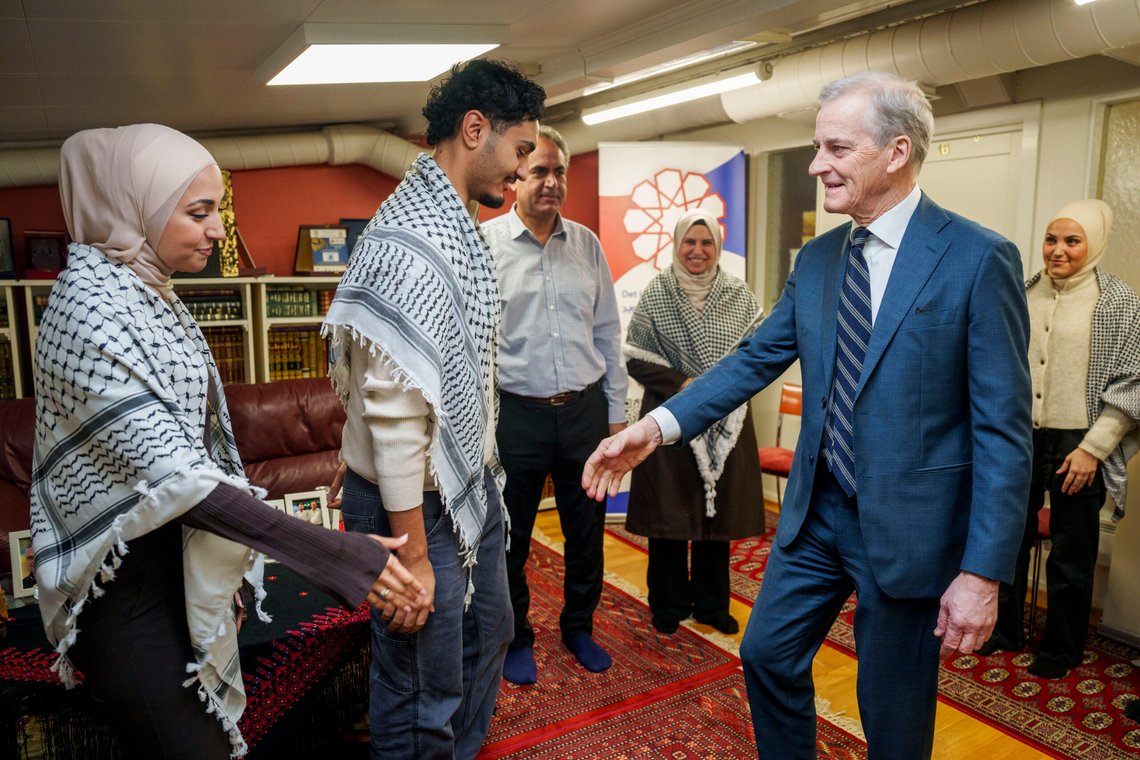 Oslo 20250226.
Statsminister Jonas Gahr Støre (Ap) besøkte onsdag Rabita-moskeen i Oslo. Her møtte statsministeren en familie fra Gaza for å høre om hvordan de opplever situasjonen i Midtøsten. Fra venstre: Nor Alzayegh, Hadeel Alzayegh, Ezzedeen Alzayegh, Wafaa Alzayegh og Salame Alzayegh.
Foto: Javad Parsa / NTB Oslo 20250226.
Statsminister Jonas Gahr Støre (Ap) besøkte onsdag Rabita-moskeen i Oslo. Her møtte statsministeren en familie fra Gaza for å høre om hvordan de opplever situasjonen i Midtøsten. Fra venstre: Nor Alzayegh, Hadeel Alzayegh, Ezzedeen Alzayegh, Wafaa Alzayegh og Salame Alzayegh.
Foto: Javad Parsa / NTB