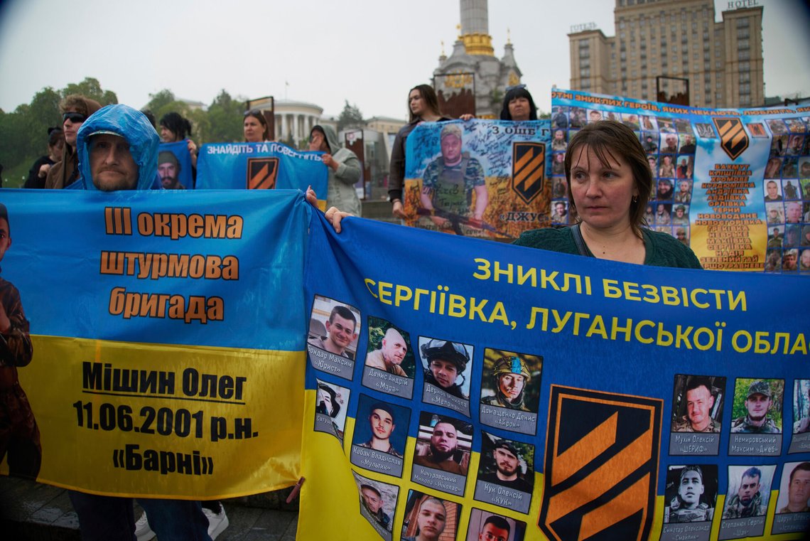 Ukrainske flagg og bannere markere savnede soldater fra Bakhmut-garnisonen i Kiev, Ukraina. Slik feires arbeidernes dag i en krigssone. Foto: AP /Vasilisa Stepanenko/ NTB Ukrainske flagg og bannere markere savnede soldater fra Bakhmut-garnisonen i Kiev, Ukraina. Slik feires arbeidernes dag i en krigssone. Foto: AP /Vasilisa Stepanenko/ NTB