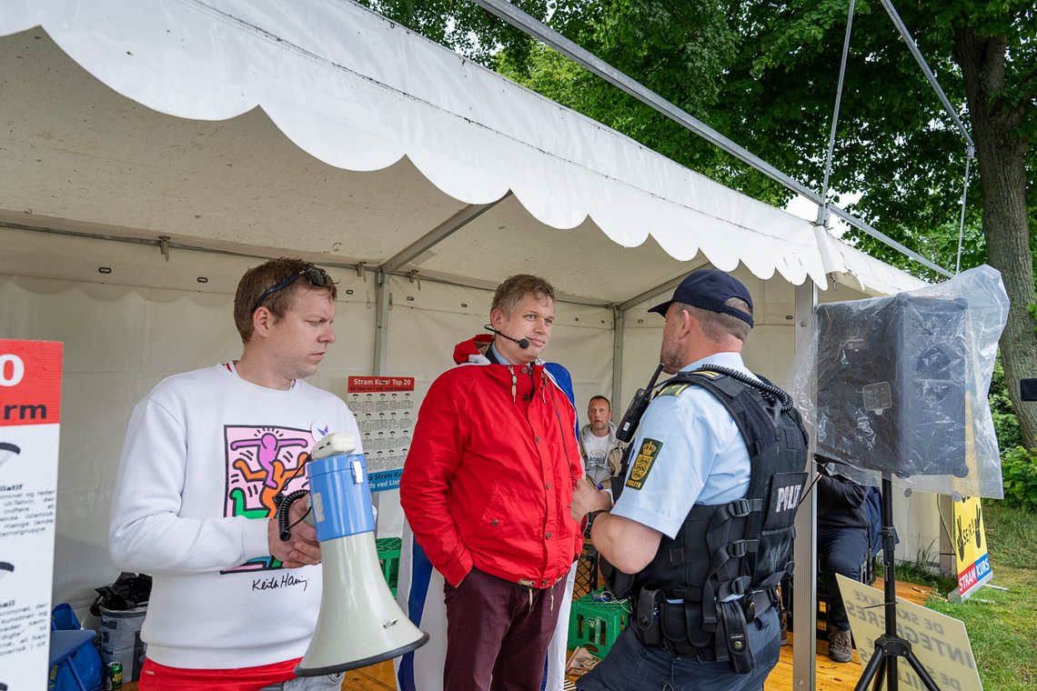 Rasmus Paludan (med rød jakke) fra Stram Kurs under Folkemødet i Allinge på Bornholm, 15. juni 2024. Foto: Claus Bech, Ritzau Scanpix. Rasmus Paludan (med rød jakke) fra Stram Kurs under Folkemødet i Allinge på Bornholm, 15. juni 2024. Foto: Claus Bech, Ritzau Scanpix.