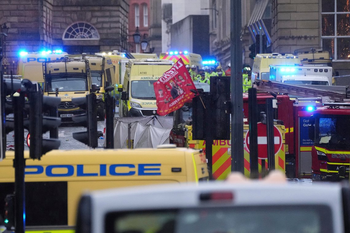 Hvorfor er det en lov for hvite etniske innbyggere og en annen for innvandrere, og da fortrinnsvis muslimer? Foto: AP/Jon Super/NTB Hvorfor er det en lov for hvite etniske innbyggere og en annen for innvandrere, og da fortrinnsvis muslimer? Foto: AP/Jon Super/NTB