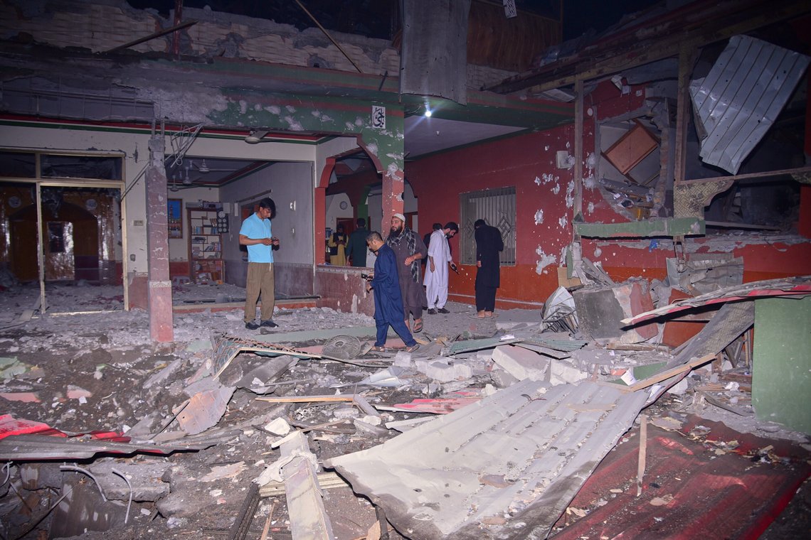 Lokalbefolkning og medlemmer av media undersøker en bygning som er skadet etter et mistenkt indisk missilangrep nær Muzaffarabad, hovedstaden i pakistansk-kontrollerte Kashmir, onsdag 7. mai 2025. Foto: AP/M.D. Mughal/NTB Lokalbefolkning og medlemmer av media undersøker en bygning som er skadet etter et mistenkt indisk missilangrep nær Muzaffarabad, hovedstaden i pakistansk-kontrollerte Kashmir, onsdag 7. mai 2025. Foto: AP/M.D. Mughal/NTB