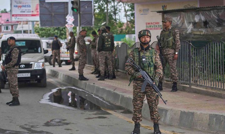 Indiske paramilitære soldater på vakt i indiskkontrollert Kashmir