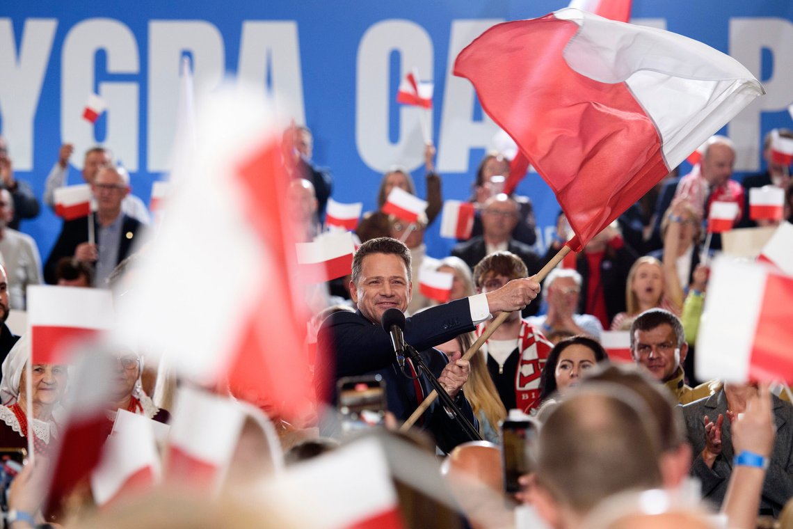 Warszawas ordfører og presidentkandidat Rafal Trzaskowski fikk flest stemmer i første valgrunde under presidentvalget i Polen søndag 18. mai 2025. Men resultatet ble langt jevnere enn eksperter hadde forutsett. Foto: Aleksander Kalka / AP / NTB Warszawas ordfører og presidentkandidat Rafal Trzaskowski fikk flest stemmer i første valgrunde under presidentvalget i Polen søndag 18. mai 2025. Men resultatet ble langt jevnere enn eksperter hadde forutsett. Foto: Aleksander Kalka / AP / NTB