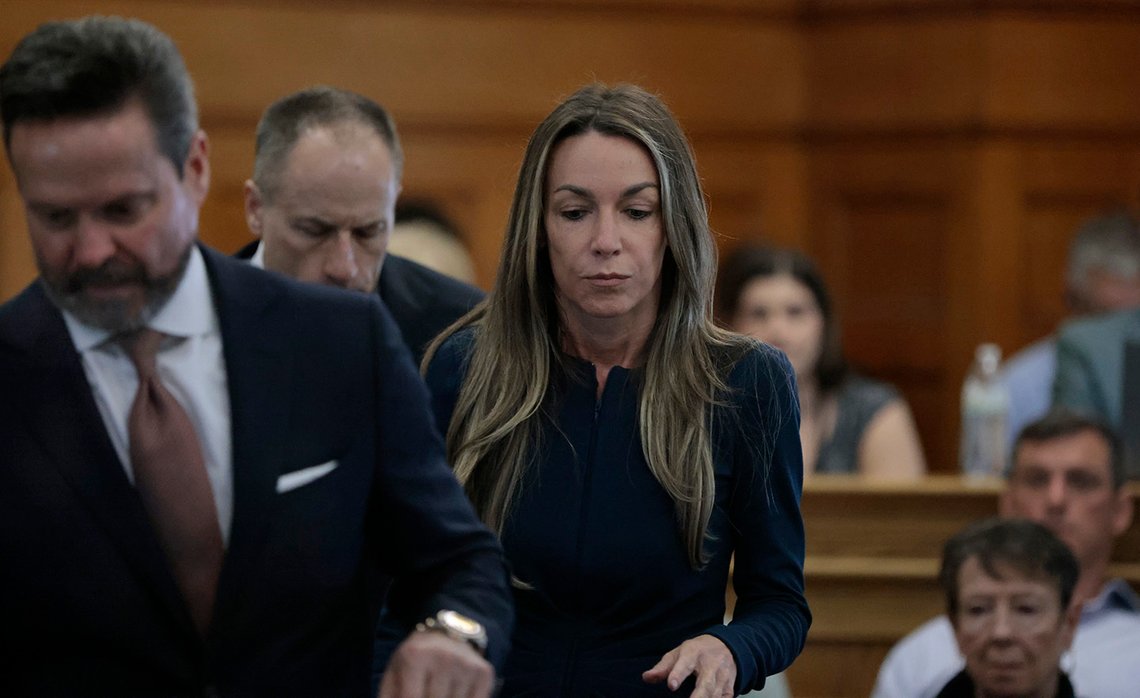 Karen Read med forsvarsadvokatene sine Alan Jackson, til venstre, og David Yannetti. Dette er den andre rettssaken Read går igjennom, da den første endte i en såkalt mistrial. Norfolk Superior Court, mandag 12. mai 2025, i Dedham, Massachusetts. Foto: Pat Greenhouse/The Boston Globe via AP/NTB Karen Read med forsvarsadvokatene sine Alan Jackson, til venstre, og David Yannetti. Dette er den andre rettssaken Read går igjennom, da den første endte i en såkalt mistrial. Norfolk Superior Court, mandag 12. mai 2025, i Dedham, Massachusetts. Foto: Pat Greenhouse/The Boston Globe via AP/NTB