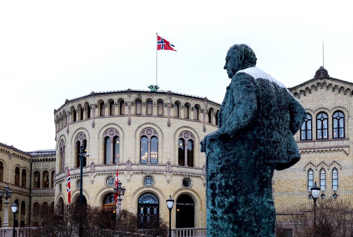 Hambro foran Stortinget