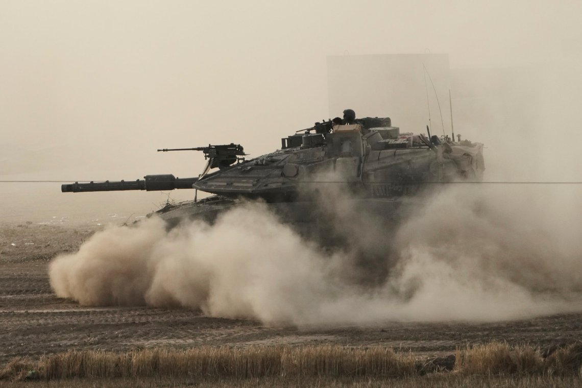 En israelsk stridsvogn beveger seg i et oppstillingsområde i Sør-Israel, nær grensen til Gaza, fredag 16. mai 2025. Foto: AP /Maya Alleruzzo/ NTB En israelsk stridsvogn beveger seg i et oppstillingsområde i Sør-Israel, nær grensen til Gaza, fredag 16. mai 2025. Foto: AP /Maya Alleruzzo/ NTB