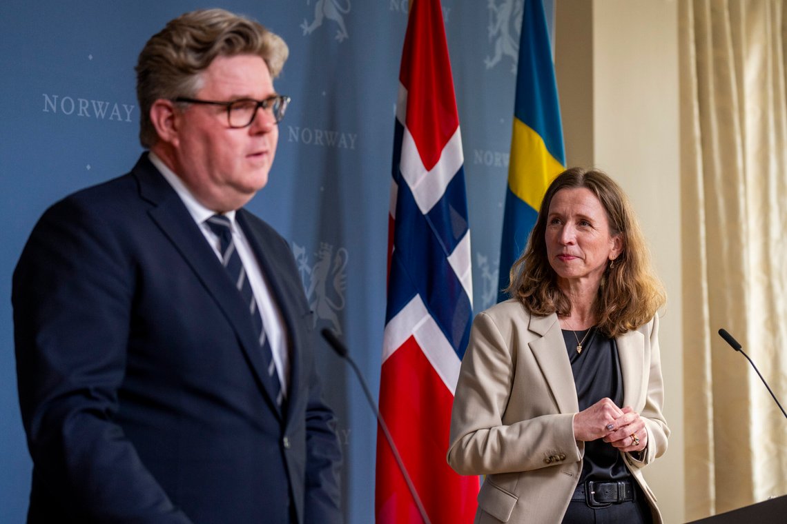Justis- og beredskapsminister Astri Aas-Hansen og den svenske justisministeren Gunnar Strömmer holdt mandag møte i regjeringens representasjonsanlegg. Foto: Fredrik Varfjell / NTB Justis- og beredskapsminister Astri Aas-Hansen og den svenske justisministeren Gunnar Strömmer holdt mandag møte i regjeringens representasjonsanlegg. Foto: Fredrik Varfjell / NTB