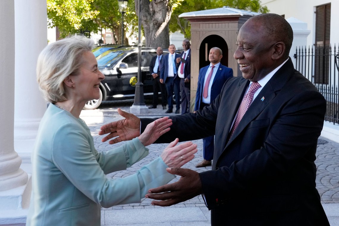 Ursula von der Leyen og Cyril Ramaphosa i hyggelig møte i Cape Town mars. Foto: AP /Nardus Engelbrecht/ NTB Ursula von der Leyen og Cyril Ramaphosa i hyggelig møte i Cape Town mars. Foto: AP /Nardus Engelbrecht/ NTB
