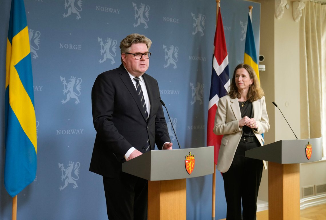 Justis- og beredskapsminister Astri Aas-Hansen møter den den svenske justisministeren Gunnar Strömmer på Regjeringens representasjonsbolig i Oslo for å diskutere grensekryssende og organisert kriminalitet. Foto: Fredrik Varfjell / NTB Justis- og beredskapsminister Astri Aas-Hansen møter den den svenske justisministeren Gunnar Strömmer på Regjeringens representasjonsbolig i Oslo for å diskutere grensekryssende og organisert kriminalitet. Foto: Fredrik Varfjell / NTB