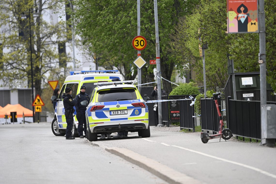 De fleste avsperringene er opphevet, bare én rundt selve salongen, dagen etter at flere personer ble drept i en skyteepisode på Vaksala torg i Uppsala sentrum. Foto: Fredrik Sandberg, TT-NTB. De fleste avsperringene er opphevet, bare én rundt selve salongen, dagen etter at flere personer ble drept i en skyteepisode på Vaksala torg i Uppsala sentrum. Foto: Fredrik Sandberg, TT-NTB.