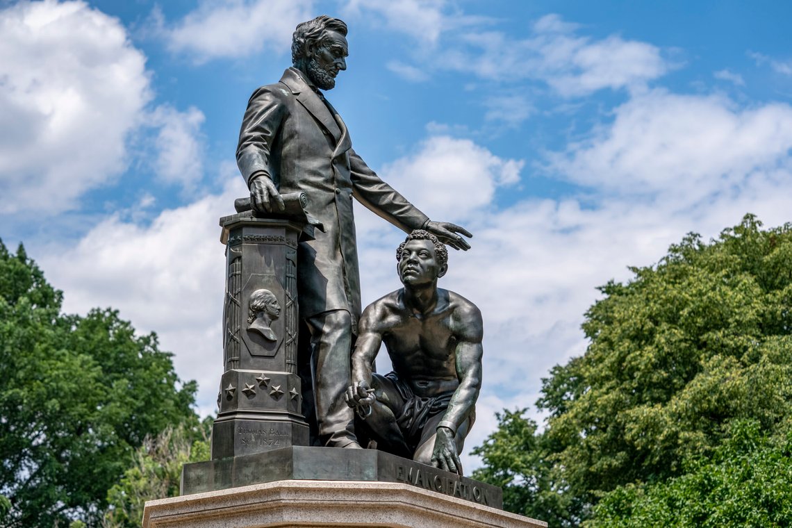 Frigjøringsmonumentet i Lincoln Park i Washington. Inskripsjonen lyder «A race set free, a country at peace». (AP Photo/J. Scott Applewhite) Frigjøringsmonumentet i Lincoln Park i Washington. Inskripsjonen lyder «A race set free, a country at peace». (AP Photo/J. Scott Applewhite)