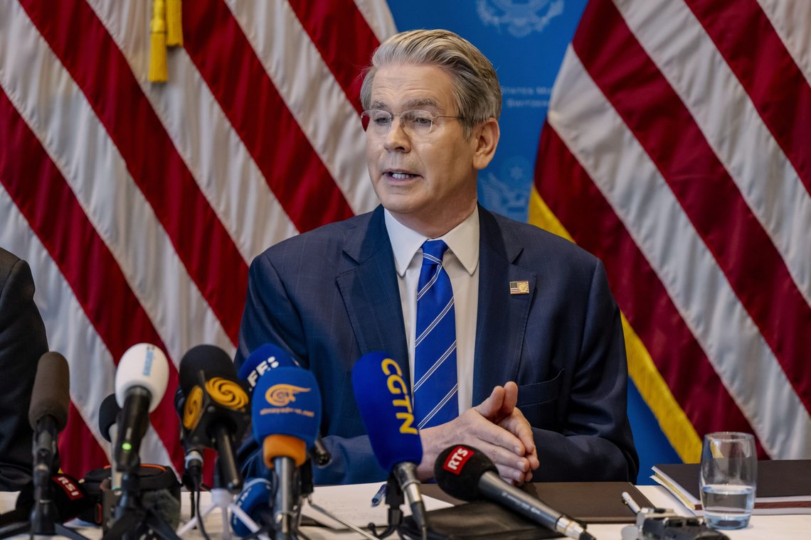 USAs finansminister Scott Bessent under en pressekonferanse etter to vellykkede dager med forhandlinger om handel mellom USA og Kina, i Genève, Sveits. Foto: Jean-Christophe Bott/Keystone via AP/ NTB USAs finansminister Scott Bessent under en pressekonferanse etter to vellykkede dager med forhandlinger om handel mellom USA og Kina, i Genève, Sveits. Foto: Jean-Christophe Bott/Keystone via AP/ NTB
