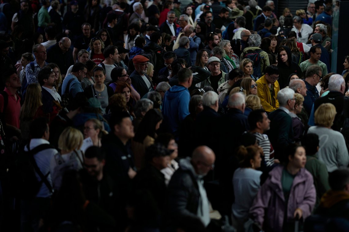 Passengers inside Atocha train station the day after a major power outage in Madrid, Tuesday, April 29, 2025. (AP Photo/Manu Fernandez) Passengers inside Atocha train station the day after a major power outage in Madrid, Tuesday, April 29, 2025. (AP Photo/Manu Fernandez)