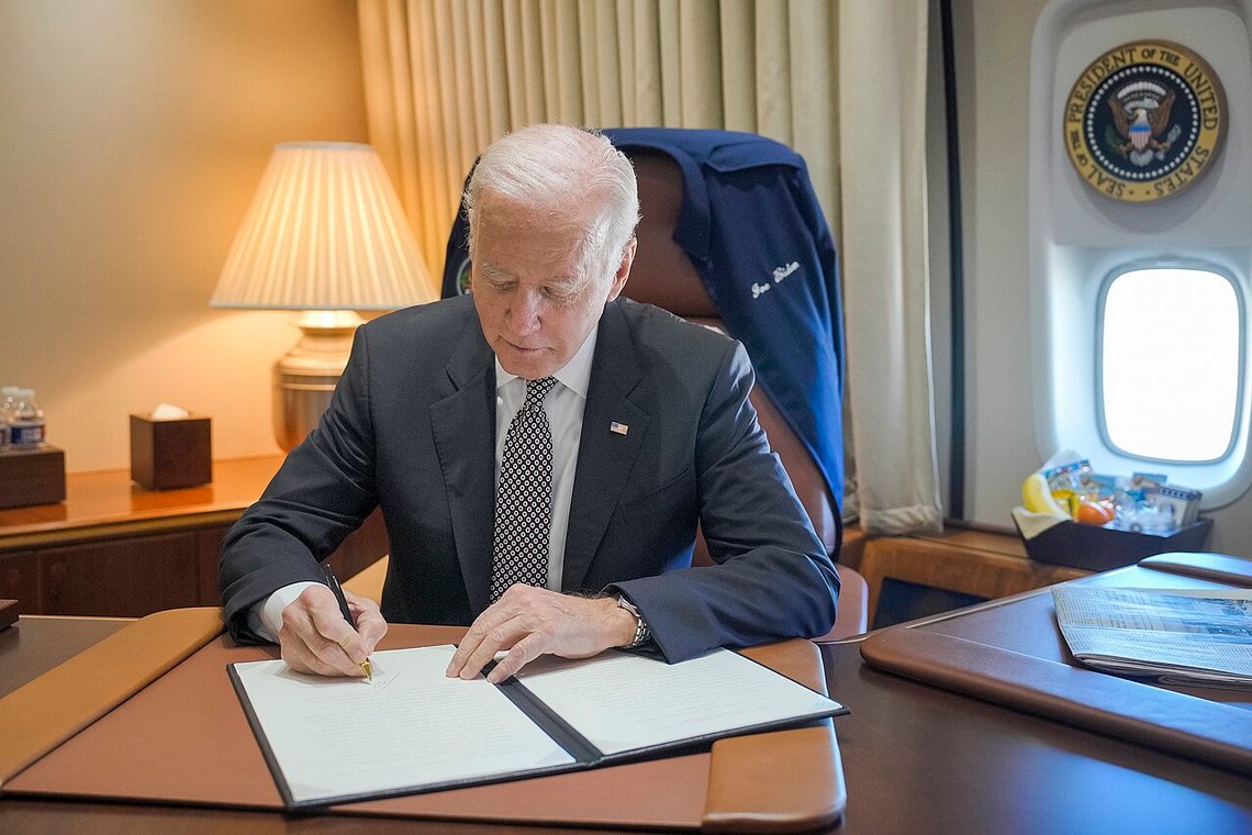 Før han fikk sparken hadde Joseph Robinette Biden jr. det travelt med å signere fribrev for kjeltringer i den indre krets. Foto: The White House Før han fikk sparken hadde Joseph Robinette Biden jr. det travelt med å signere fribrev for kjeltringer i den indre krets. Foto: The White House