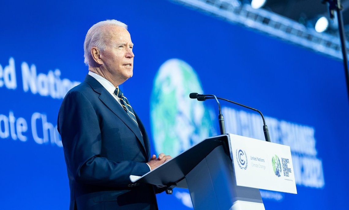 President Joe Biden holder en tale under FNs klimakonferanse COP26, mandag 1. november 2021, på Scottish Event Campus i Glasgow, Skottland. (Offisielt bilde fra Det hvite hus, tatt av Adam Schultz) Kilde: Wikimedia. President Joe Biden holder en tale under FNs klimakonferanse COP26, mandag 1. november 2021, på Scottish Event Campus i Glasgow, Skottland. (Offisielt bilde fra Det hvite hus, tatt av Adam Schultz) Kilde: Wikimedia.