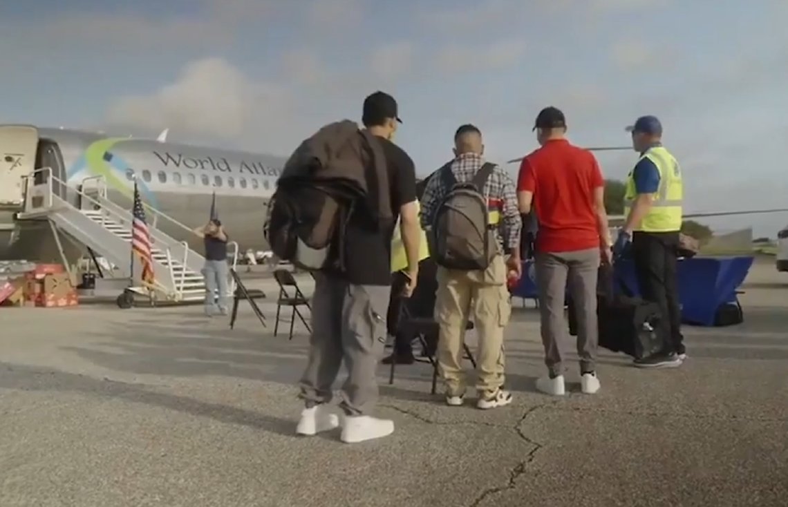 DHS har gjennomført den første charterflyvningen i Project Homecoming fra Houston, Texas, til Honduras og Colombia. Kilde: DHS. DHS har gjennomført den første charterflyvningen i Project Homecoming fra Houston, Texas, til Honduras og Colombia. Kilde: DHS.