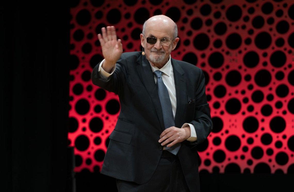 Frankfurt am Main, Tyskland – 21. oktober 2023: Sir Salman Rushdie, indiskfødt britisk-amerikansk forfatter, på den 75. bokmessen Buchmesse Frankfurt. Foto: Shutterstock av Markus Wissmann. Frankfurt am Main, Tyskland – 21. oktober 2023: Sir Salman Rushdie, indiskfødt britisk-amerikansk forfatter, på den 75. bokmessen Buchmesse Frankfurt. Foto: Shutterstock av Markus Wissmann.