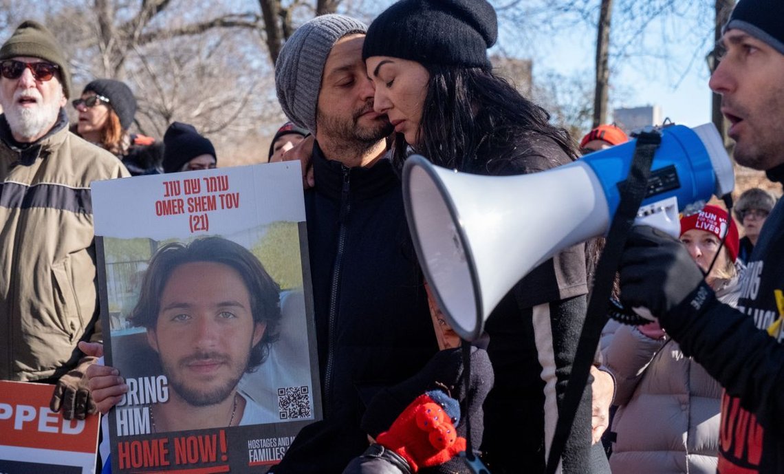 New York, NY, USA, 4. februar 2024: Run For Their Lives-demonstrasjon i Central Park. Familiemedlemmer til gisselet Omer Shem Tov omfavner hverandre. Foto: Shutterstock av Syndi Pilar. New York, NY, USA, 4. februar 2024: Run For Their Lives-demonstrasjon i Central Park. Familiemedlemmer til gisselet Omer Shem Tov omfavner hverandre. Foto: Shutterstock av Syndi Pilar.