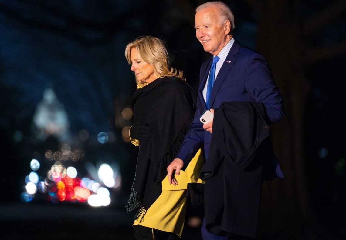 Washington DC, USA – 23. januar 2024: USAs president Joe Biden og førstedame Jill Biden smiler til reporterne ved ankomsten til Marine One. Foto: Shutterstock av Jonah Elkowitz. Washington DC, USA – 23. januar 2024: USAs president Joe Biden og førstedame Jill Biden smiler til reporterne ved ankomsten til Marine One. Foto: Shutterstock av Jonah Elkowitz.