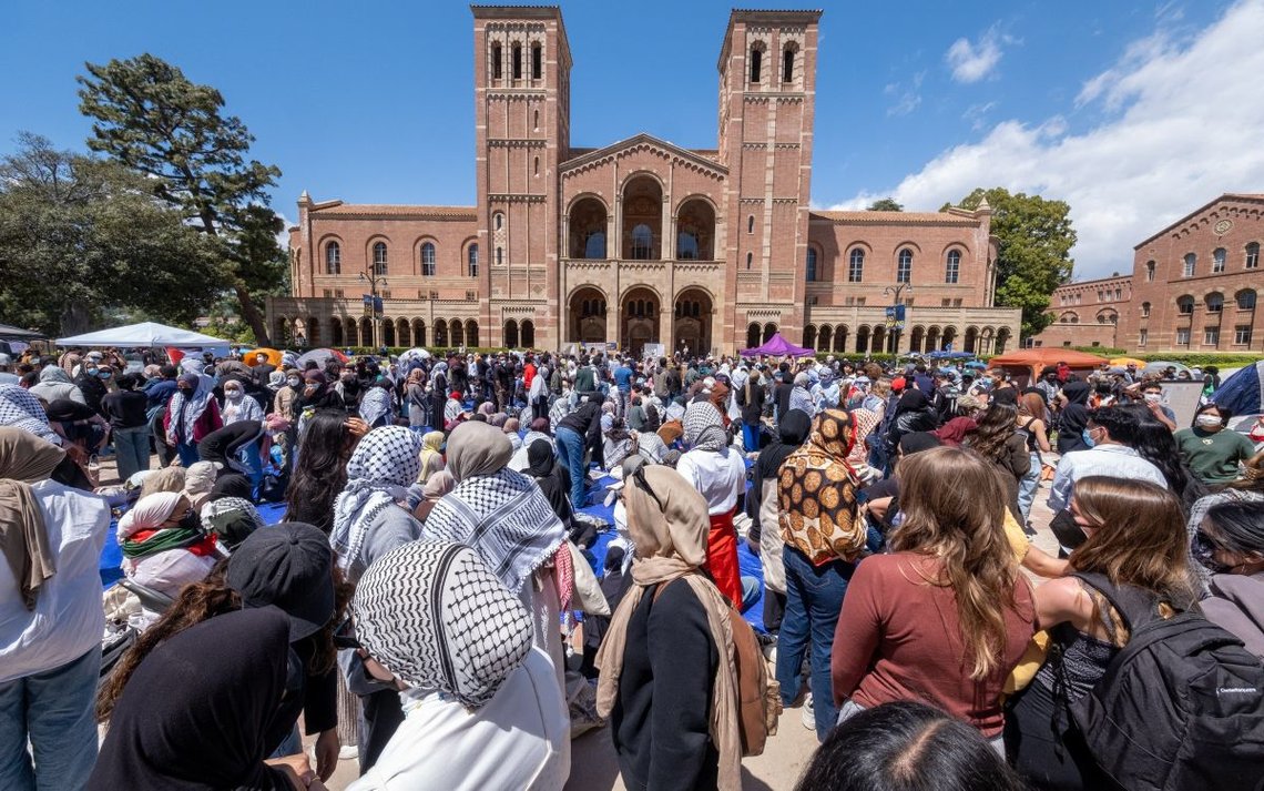 Pro-palestinske demonstranter samlet seg i en leir ved University of California, Los Angeles (UCLA), fredag 26. april 2024. Foto: Shutterstock av Ringo Chiu. Pro-palestinske demonstranter samlet seg i en leir ved University of California, Los Angeles (UCLA), fredag 26. april 2024. Foto: Shutterstock av Ringo Chiu.