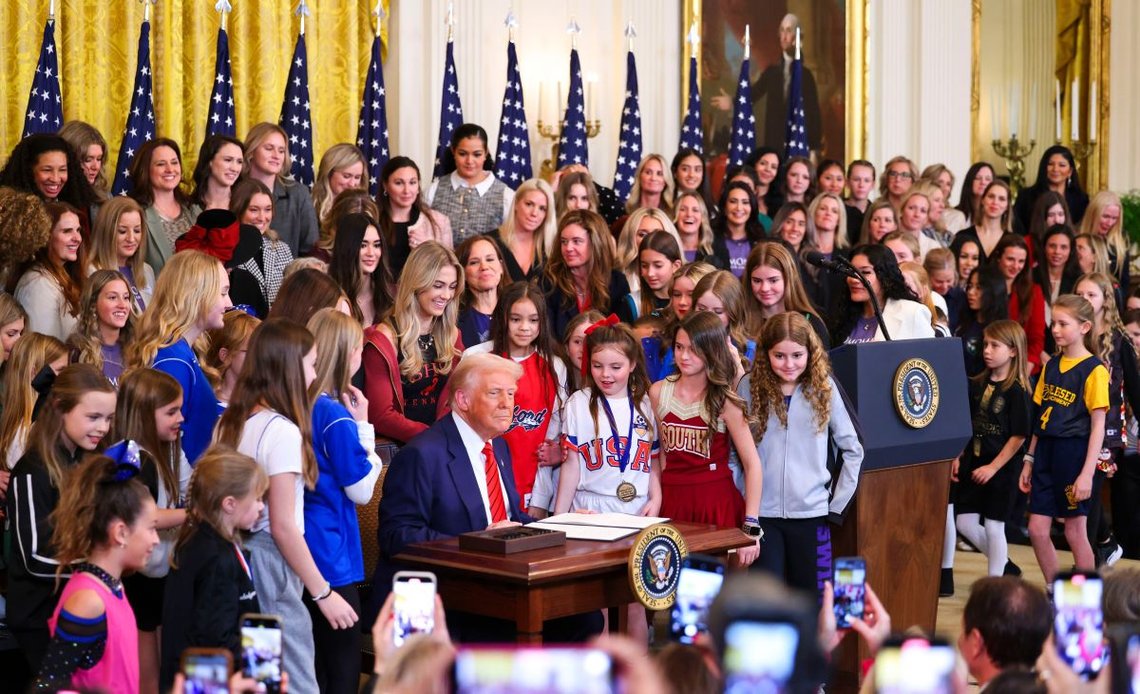 Washington, 5. februar 2025: President Donald Trump . undertegner en presidentordre som forbyr transkjønnede idrettsutøvere å delta i kvinneidrett i East Room i Det hvite hus. Foto: Shutterstock av Joshua Sukoff, student ved Northwestern University. Washington, 5. februar 2025: President Donald Trump . undertegner en presidentordre som forbyr transkjønnede idrettsutøvere å delta i kvinneidrett i East Room i Det hvite hus. Foto: Shutterstock av Joshua Sukoff, student ved Northwestern University.