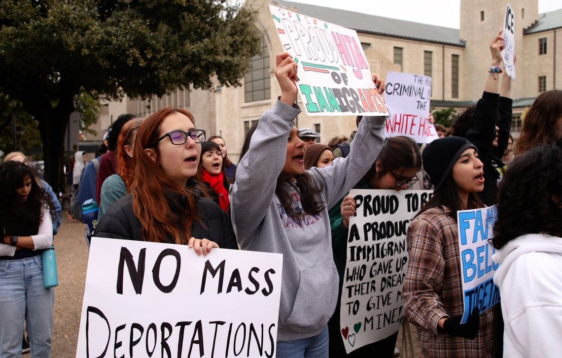 Austin, Texas, USA – 12. februar 2025: Studenter og andre aktivister for innvandreres rettigheter protesterer mot Donald Trumps innvandringspolitikk under en demonstrasjon ved University of Texas. Foto: Shutterstock av Vic Hinterlang. Austin, Texas, USA – 12. februar 2025: Studenter og andre aktivister for innvandreres rettigheter protesterer mot Donald Trumps innvandringspolitikk under en demonstrasjon ved University of Texas. Foto: Shutterstock av Vic Hinterlang.
