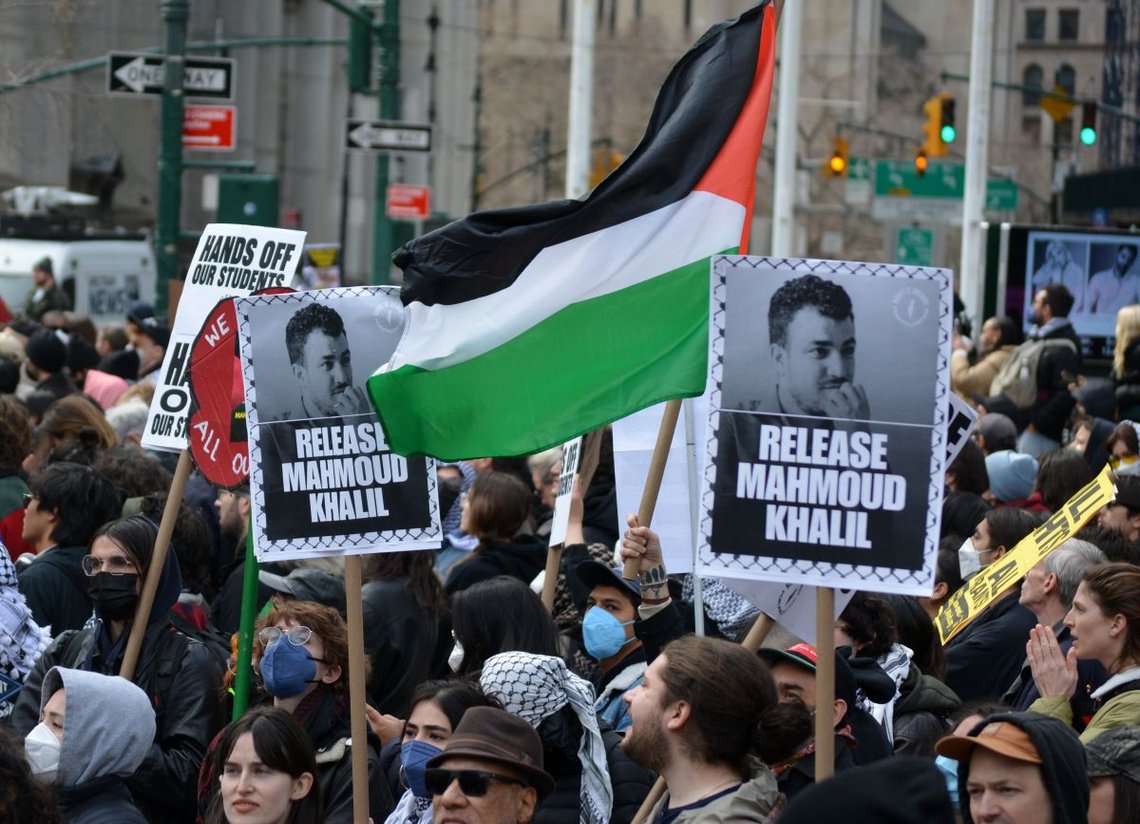 New York, USA – 12. mars 2025: Demonstrasjon utenfor en føderal domstol til støtte for løslatelsen av studentaktivisten Mahmoud Khalil i Manhattan. Foto: Shutterstock av Christopher Penler, USA. New York, USA – 12. mars 2025: Demonstrasjon utenfor en føderal domstol til støtte for løslatelsen av studentaktivisten Mahmoud Khalil i Manhattan. Foto: Shutterstock av Christopher Penler, USA.
